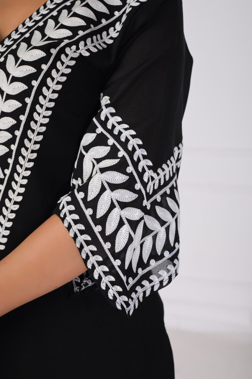 ZARIYAAN Black & White Elegance Embroidered Kurti Pant Set