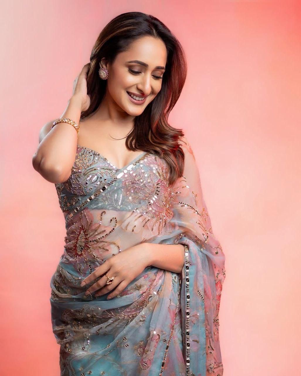 Zariyaan's AURELIA – luxurious & elegant feel Saree
